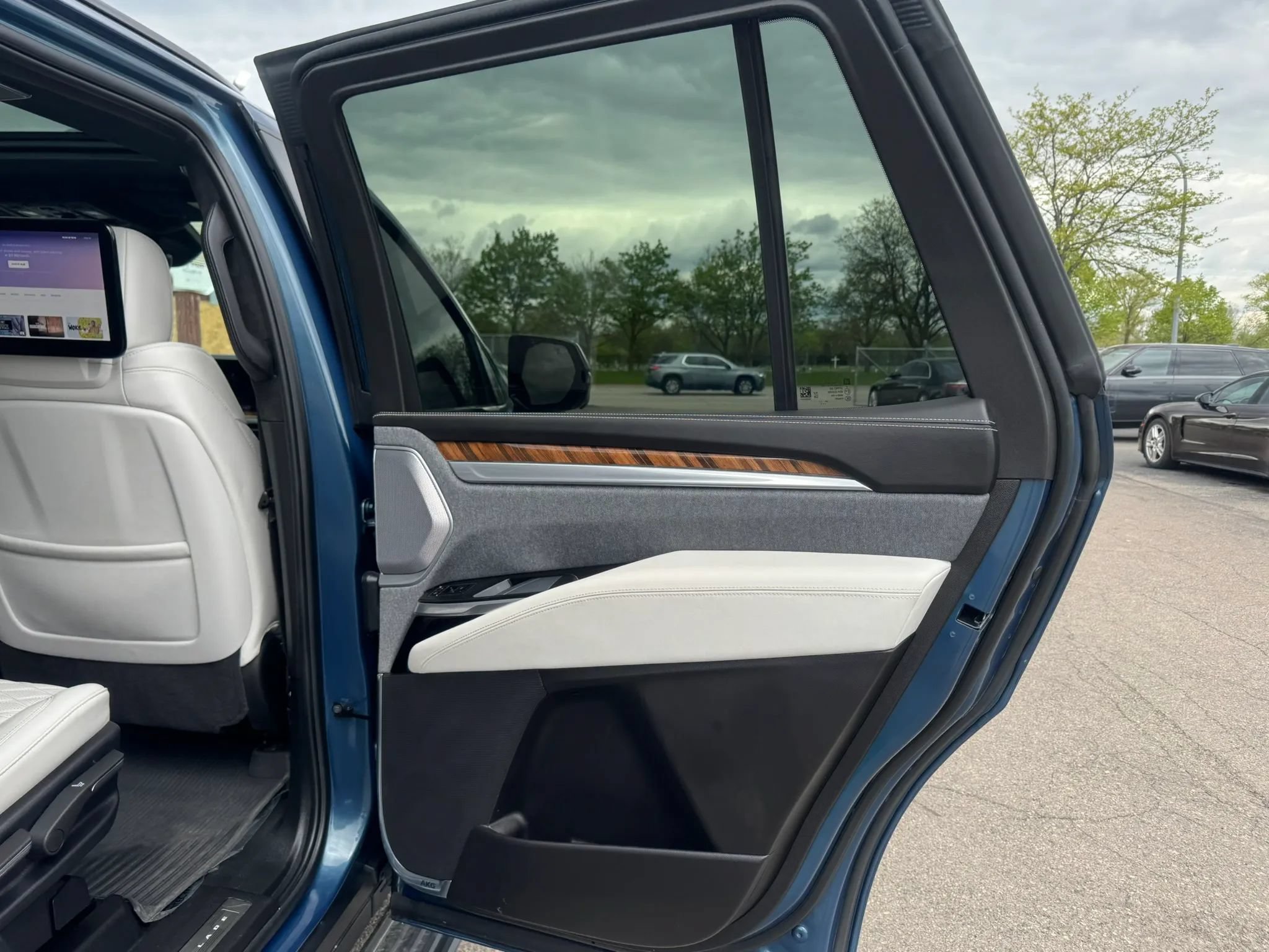 Used 2025 Cadillac Escalade Sport Platinum w/ LPO, Floor Liner Package AWD/4WD image 33