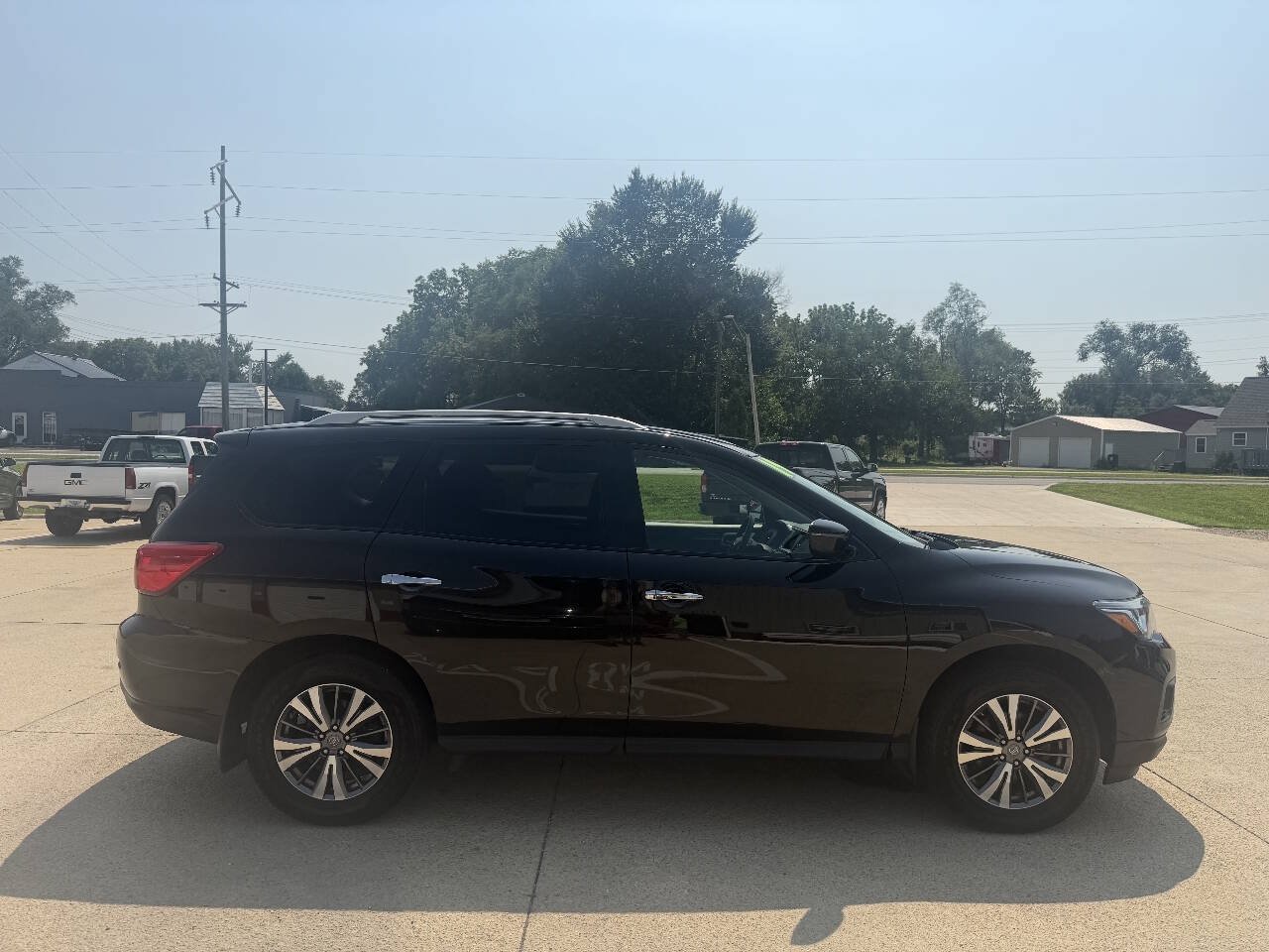 Used 2019 Nissan Pathfinder S AWD/4WD image 2