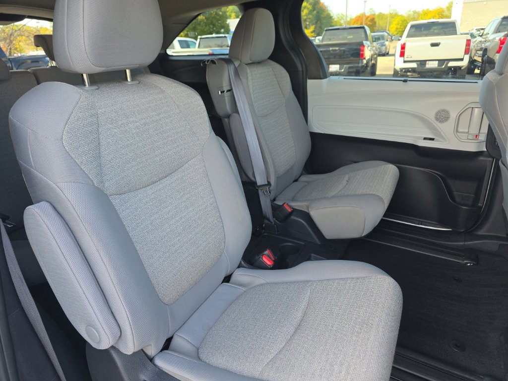 Certified 2025 Toyota Sienna LE FWD image 11