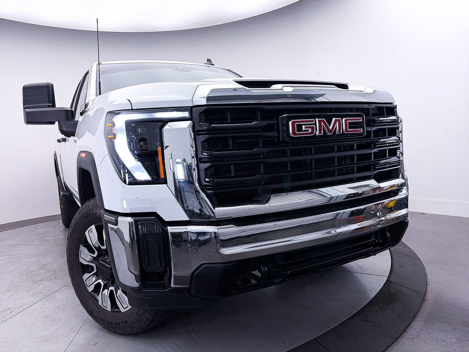 Used 2025 GMC Sierra 2500 Pro RWD image 6