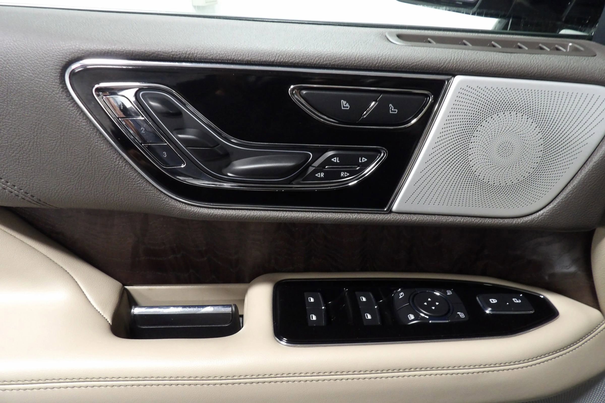 Used 2022 Lincoln Navigator Reserve image 16