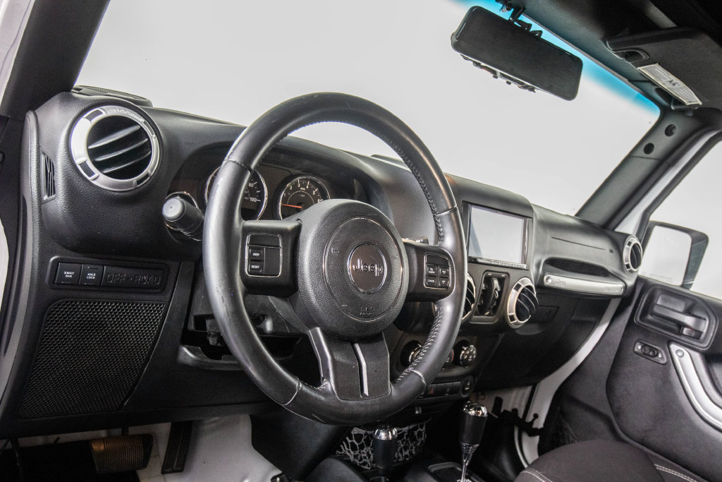 Used 2015 Jeep Wrangler Unlimited Rubicon AWD/4WD image 17