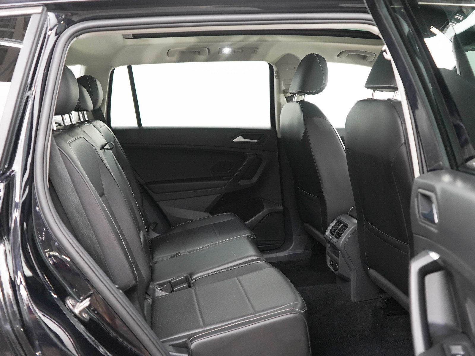 Used 2021 Volkswagen Tiguan SEL w/ 2-Row Tiguan MDO Package AWD/4WD image 12