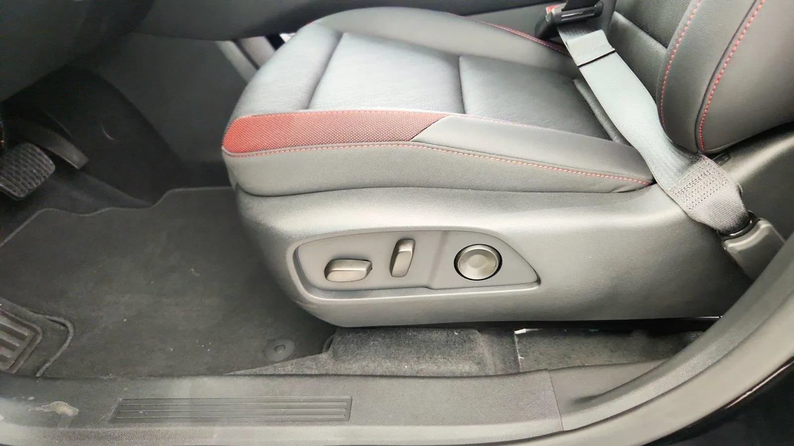 New 2027 Chevrolet Equinox RS w/ Convenience Package III AWD/4WD image 15