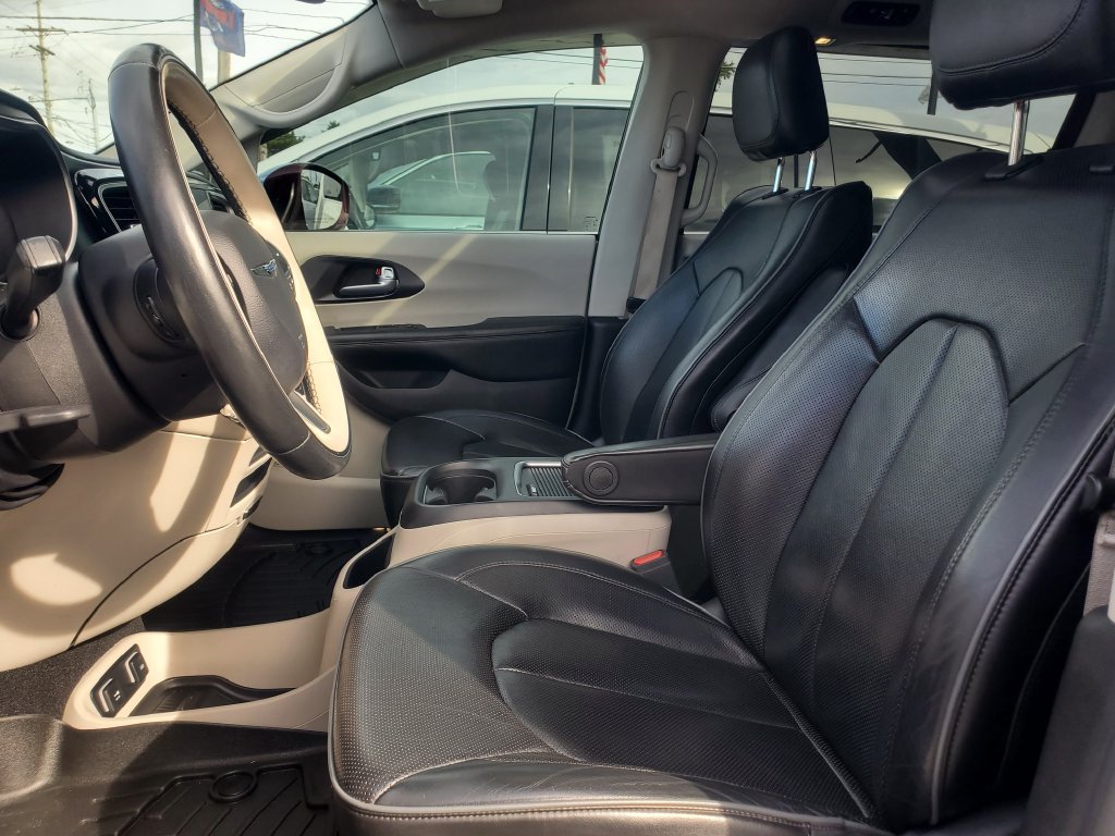 Used 2020 Chrysler Pacifica Limited w/ Tire & Wheel Group FWD image 5