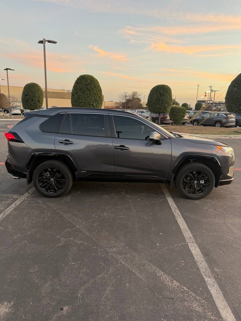 Used 2022 Toyota RAV4 SE image 5