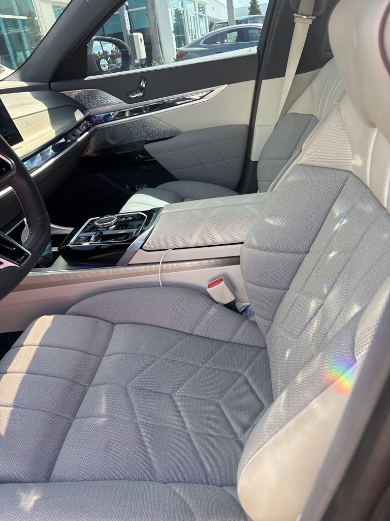 Used 2023 BMW i7 xDrive60 AWD/4WD image 2