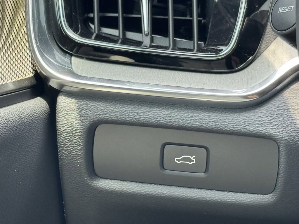 New 2026 Volvo V60 B5 Cross Country Ultra w/ Protection Package Premier image 17