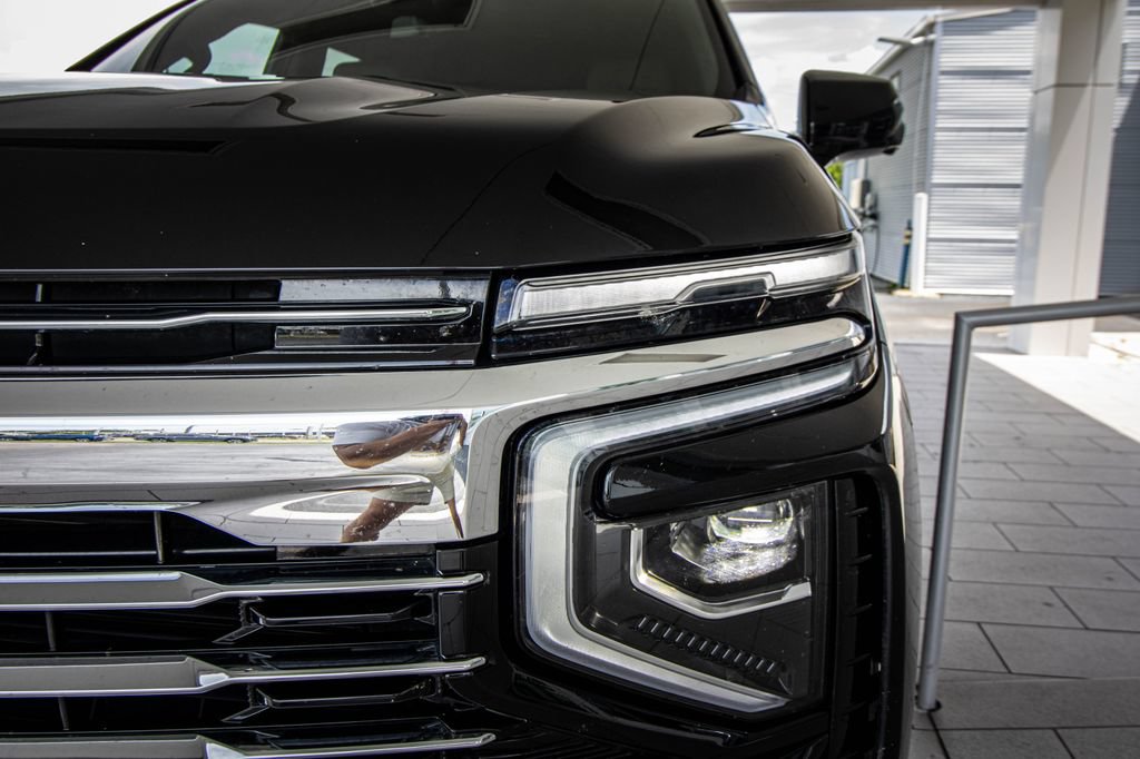 Used 2025 Chevrolet Suburban LT RWD image 6