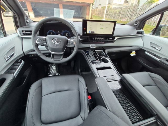 Certified 2026 Toyota Sienna XSE FWD image 28