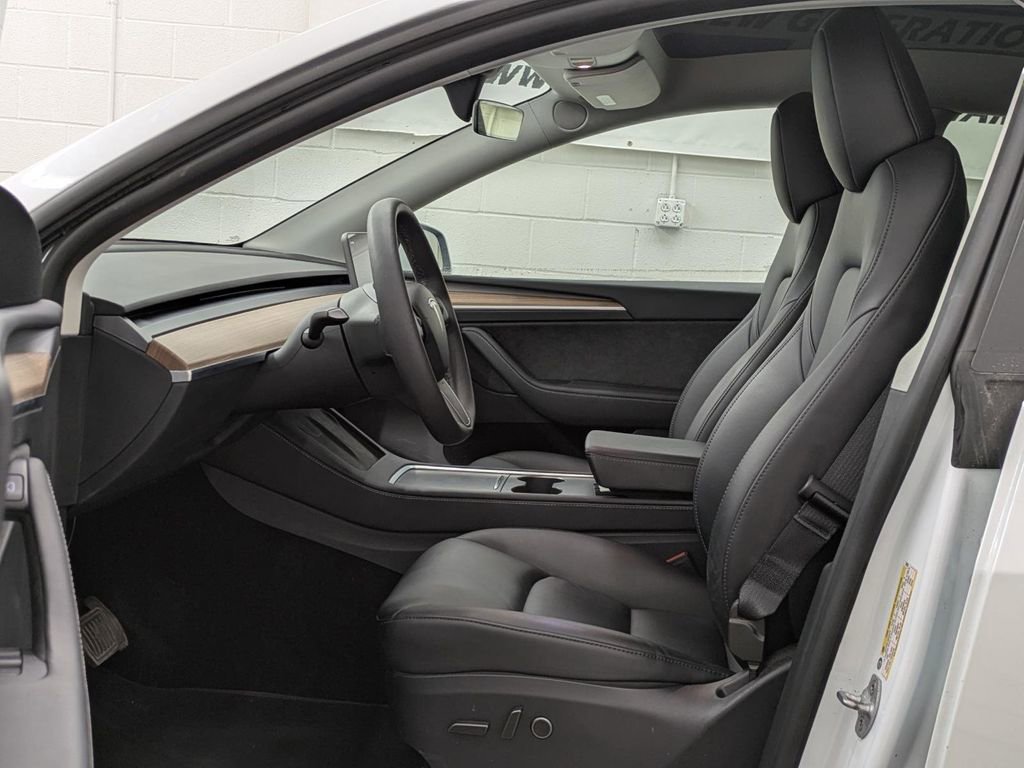 Used 2025 Tesla Model Y Long Range image 3