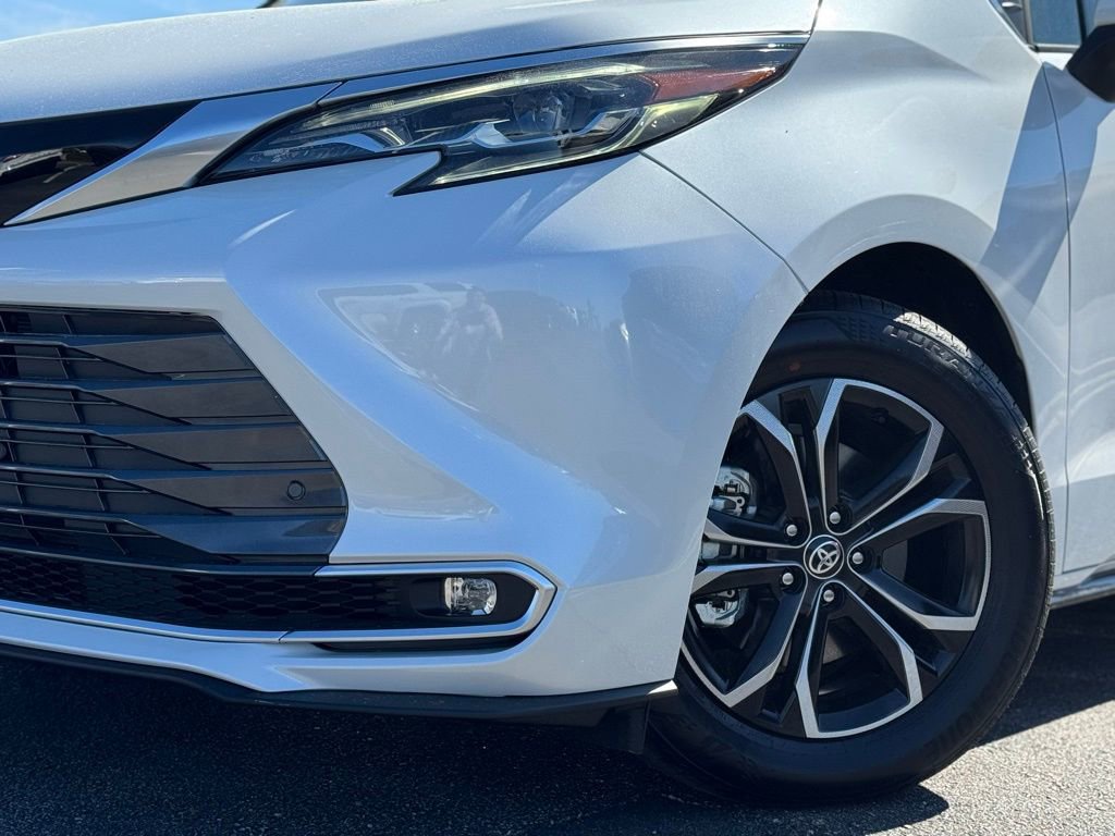 Used 2026 Toyota Sienna Platinum image 5