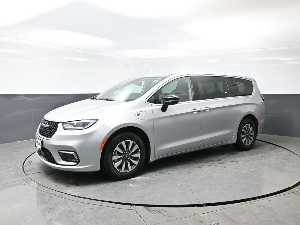 Used 2024 Chrysler Pacifica Limited FWD image 8