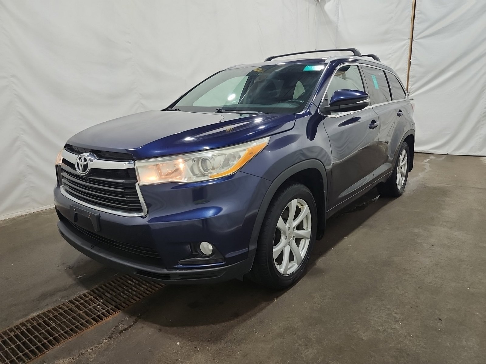 Used 2015 Toyota Highlander XLE AWD/4WD image 1