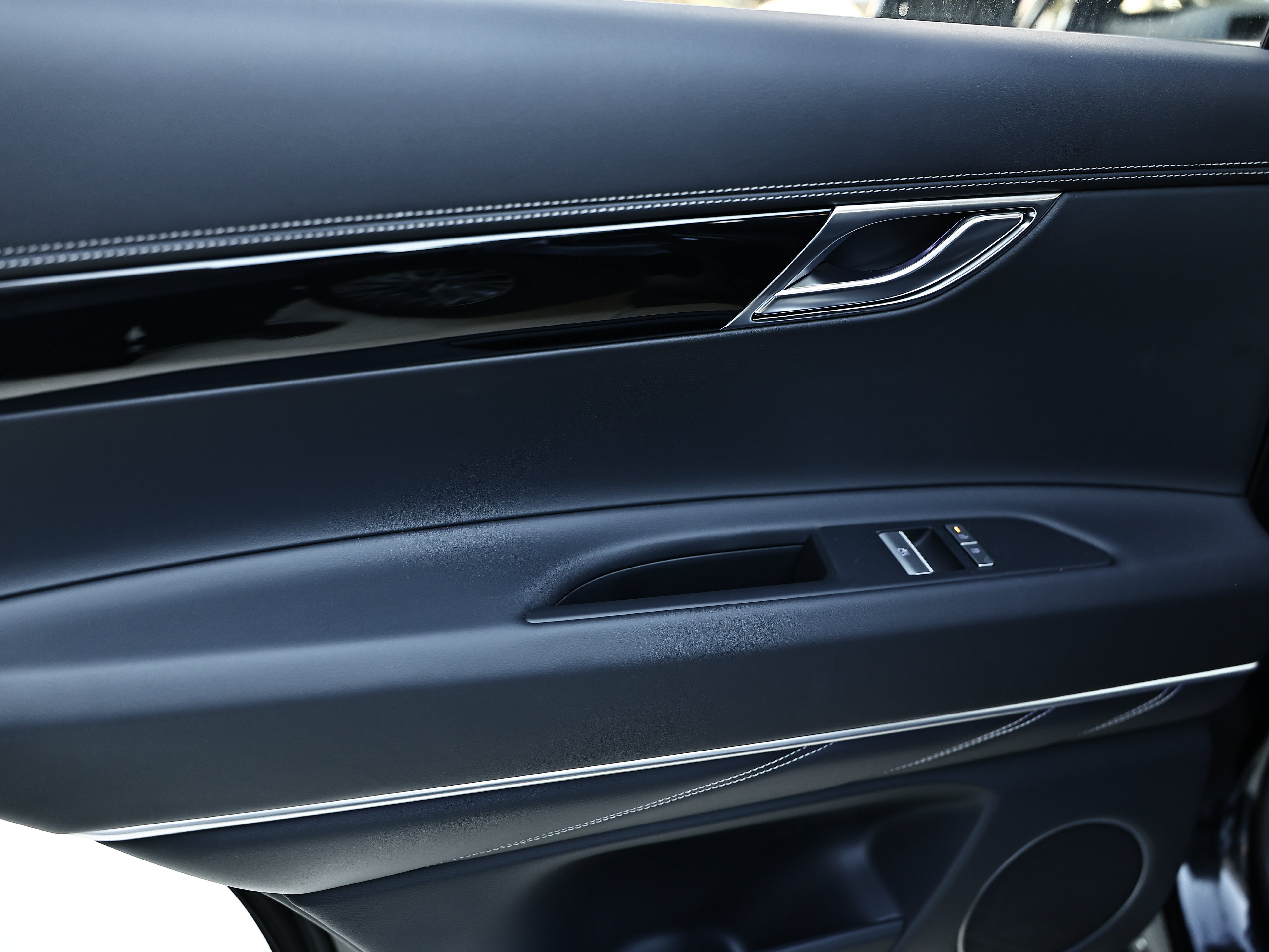 New 2027 Genesis GV80 2.5T AWD/4WD image 18