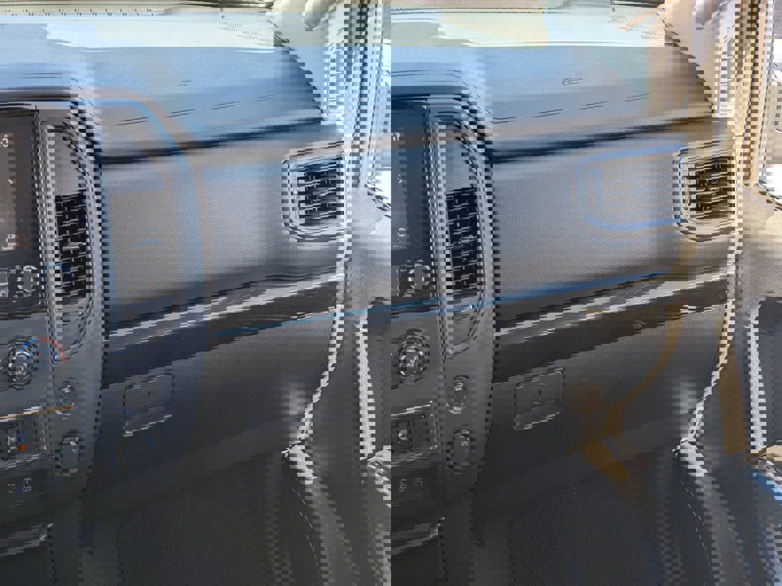 Used 2024 Nissan Titan SV image 18