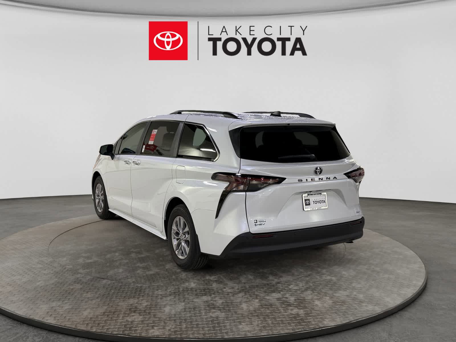 New 2026 Toyota Sienna XLE FWD image 4