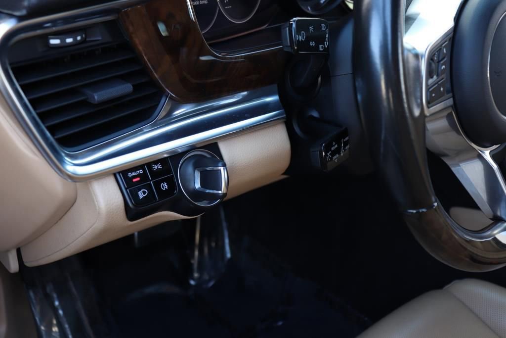 Used 2018 Porsche Panamera 4 image 37
