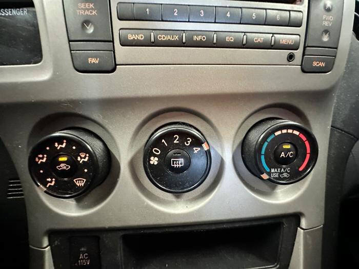 Used 2010 Pontiac Vibe w/ Preferred Package FWD image 39
