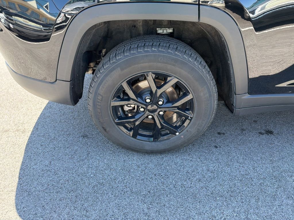 Used 2025 Jeep Grand Cherokee Altitude AWD/4WD image 13