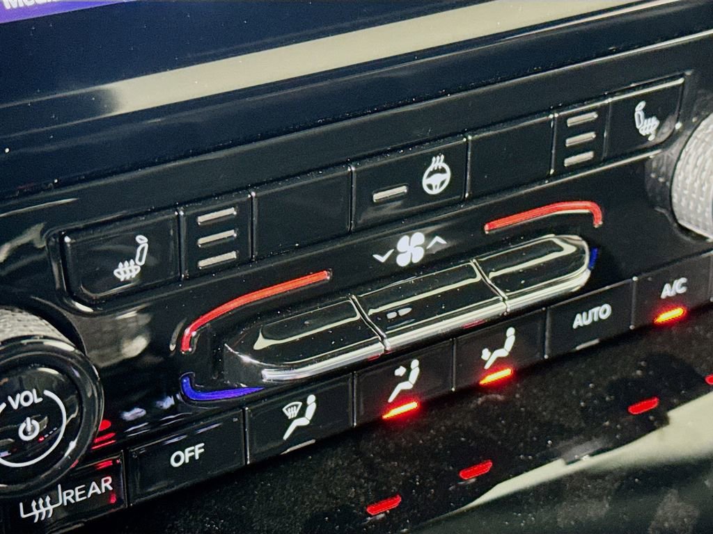 Used 2024 Jeep Grand Cherokee Limited w/ Black Appearance Package image 20