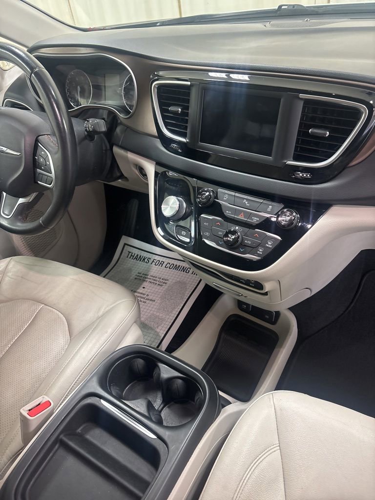 Used 2018 Chrysler Pacifica Touring-L w/ Tire & Wheel Group FWD image 26