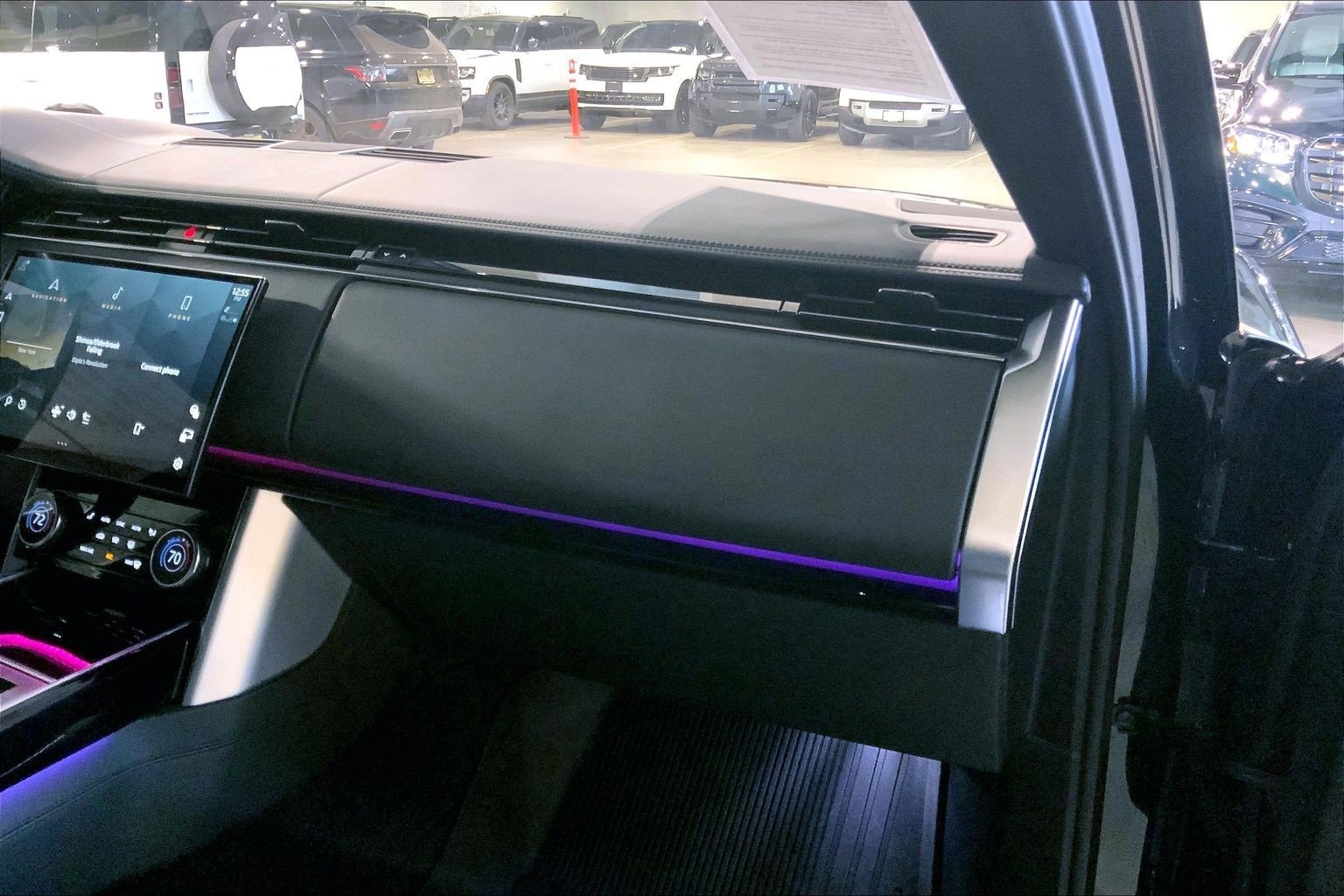 Used 2023 Land Rover Range Rover Long Wheelbase SE image 18