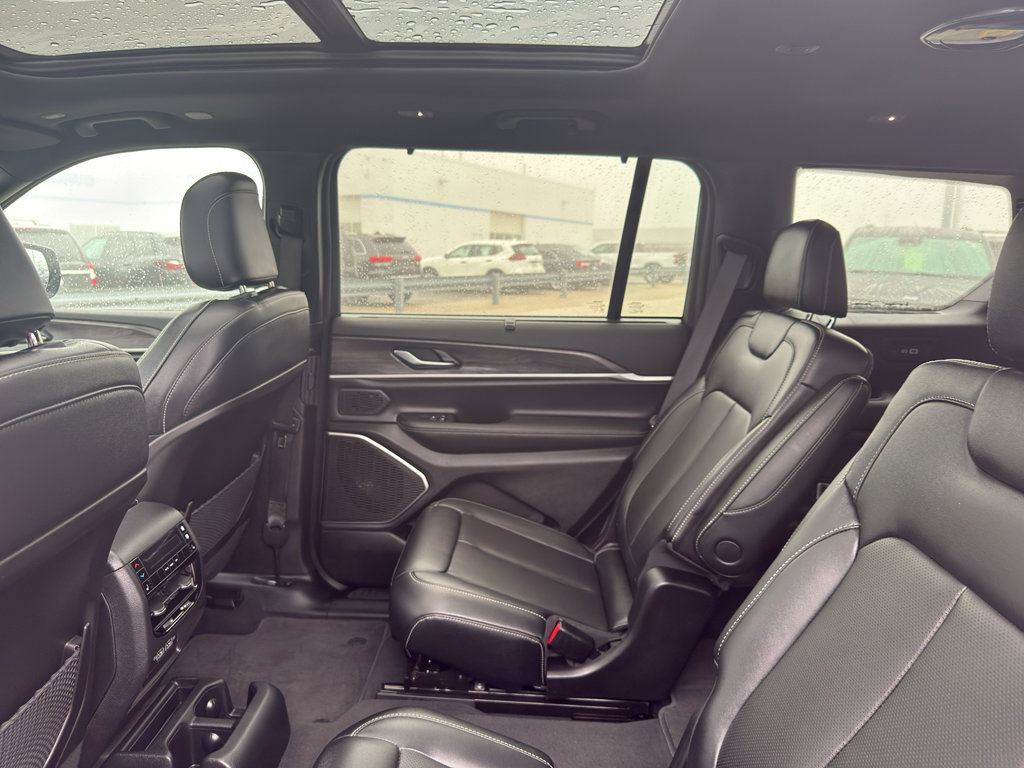 Used 2024 Jeep Grand Cherokee L Limited w/ Luxury Tech Group II AWD/4WD image 34