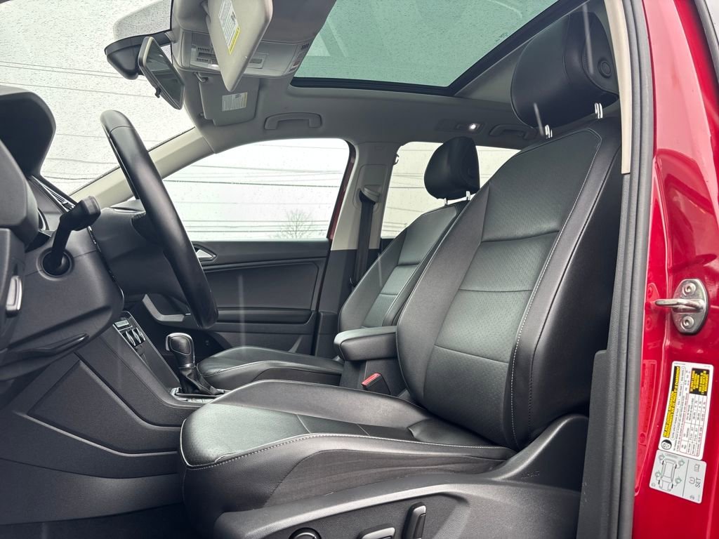 Used 2018 Volkswagen Tiguan SE w/ Panoramic Sunroof Package image 3