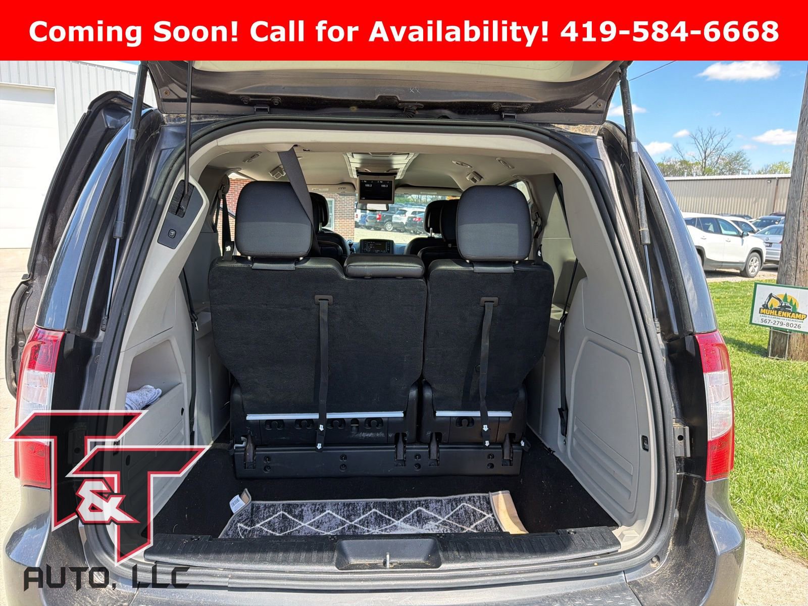 Used 2015 Chrysler Town & Country Touring image 8
