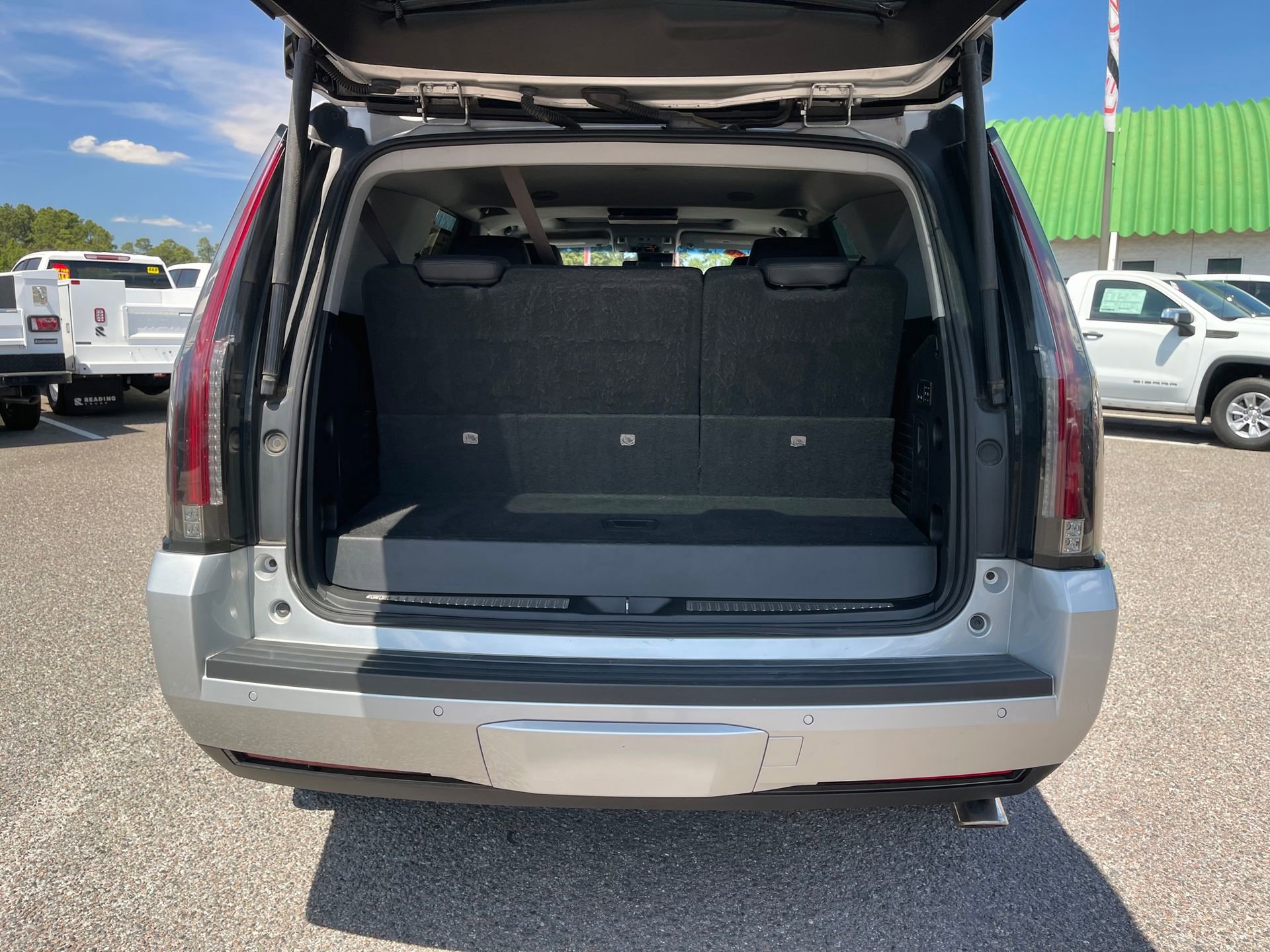 Used 2018 Cadillac Escalade Premium Luxury w/ LPO, Radiant Package image 23