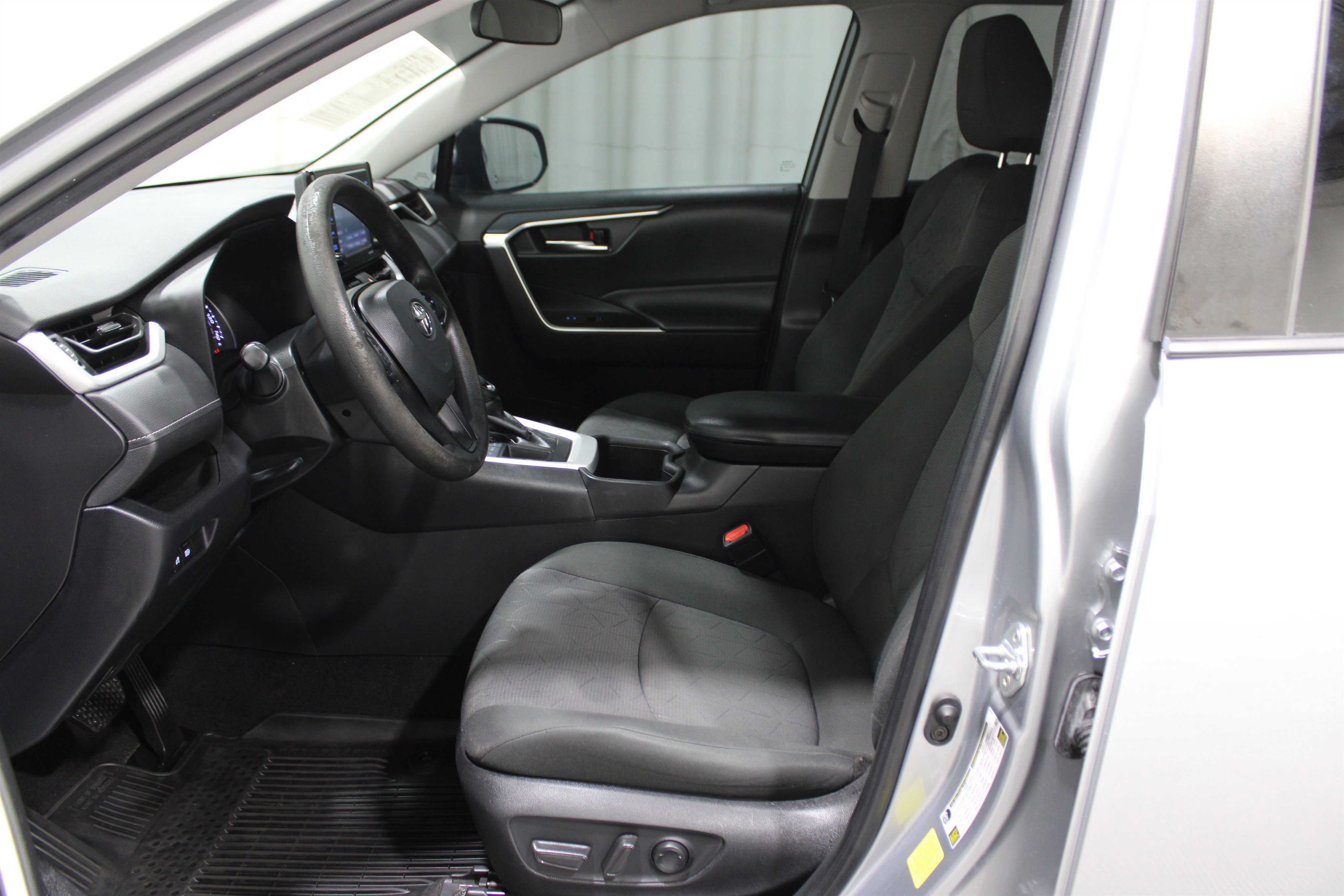 Used 2022 Toyota RAV4 XLE image 3