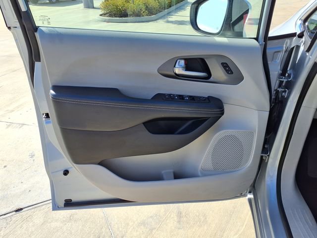 Used 2023 Chrysler Pacifica Touring-L FWD image 15