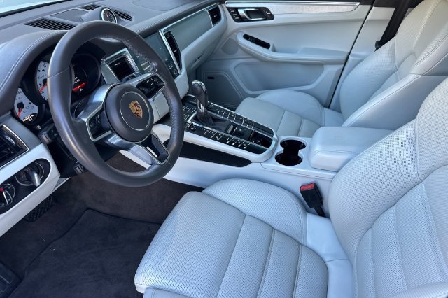 Used 2017 Porsche Macan Turbo AWD/4WD image 9