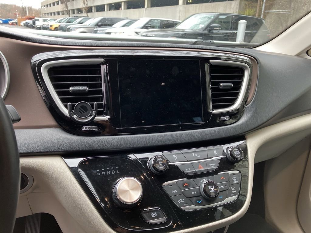 Used 2018 Chrysler Pacifica Touring-L image 11