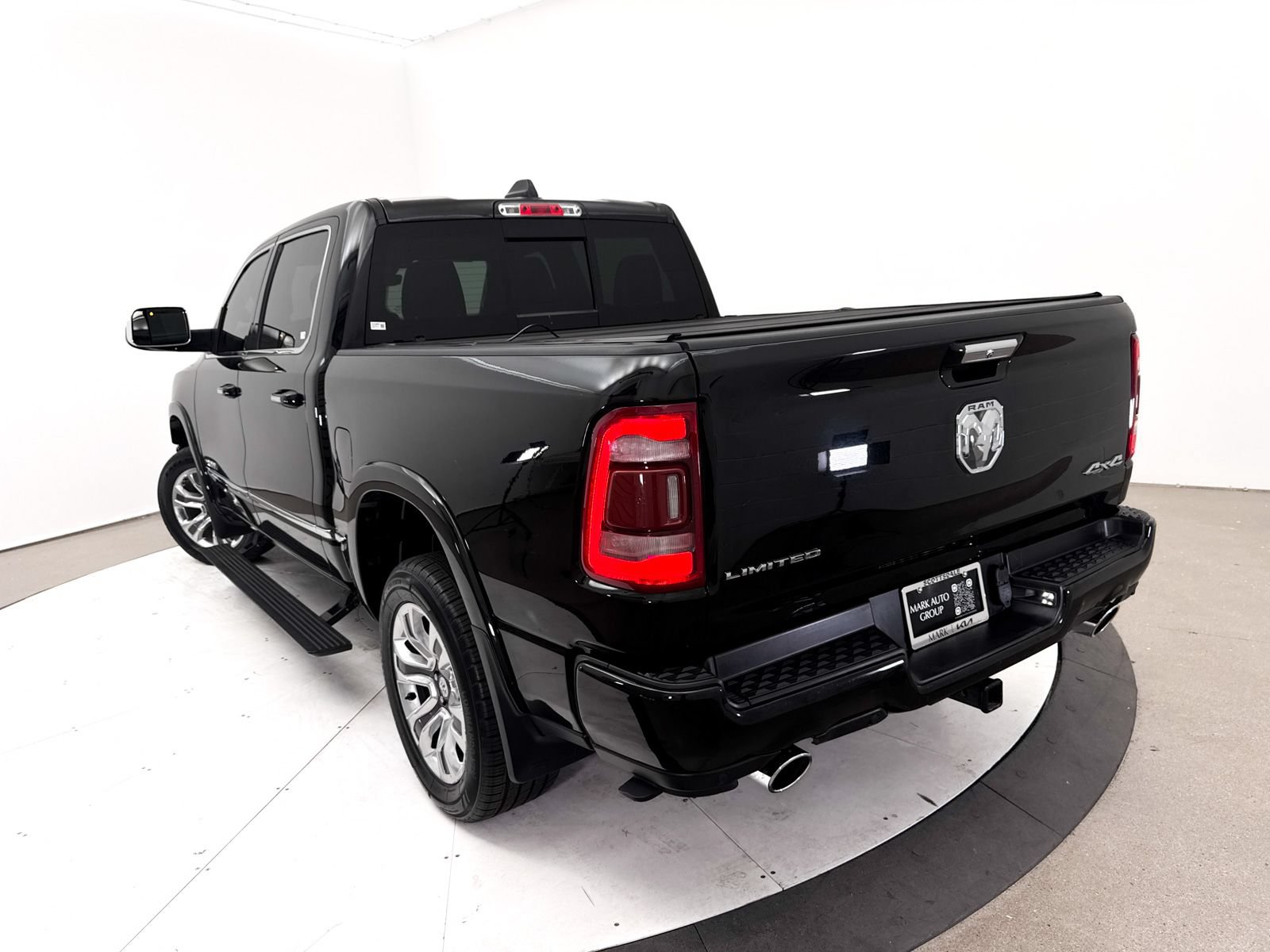 Used 2022 RAM 1500 Limited w/ Body Color Bumper Group AWD/4WD image 7