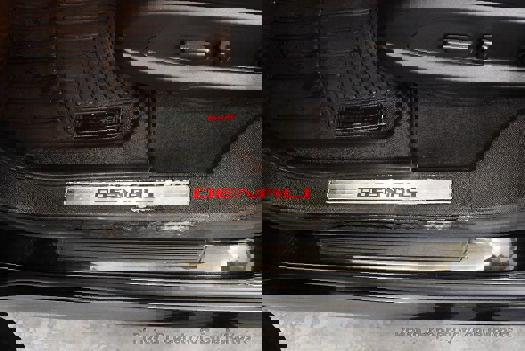 Used 2011 GMC Acadia Denali image 8