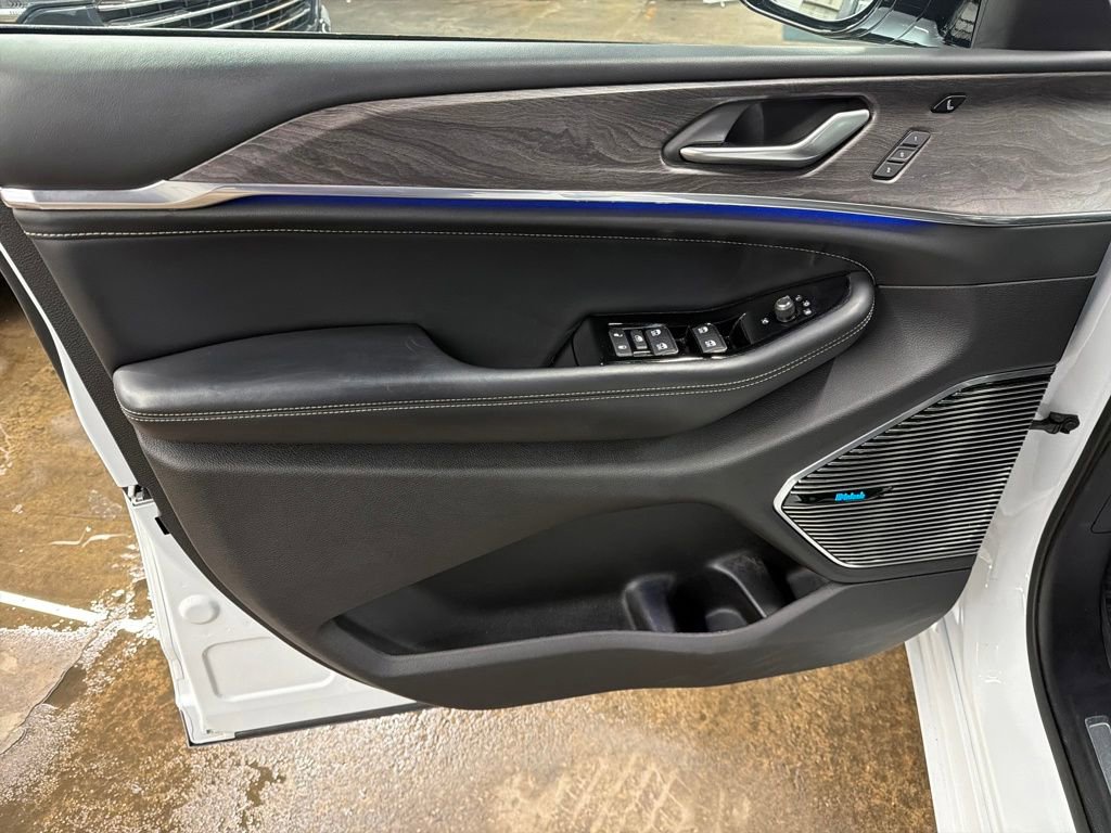 Used 2023 Jeep Grand Cherokee Overland w/ Advanced Protech Group III image 11