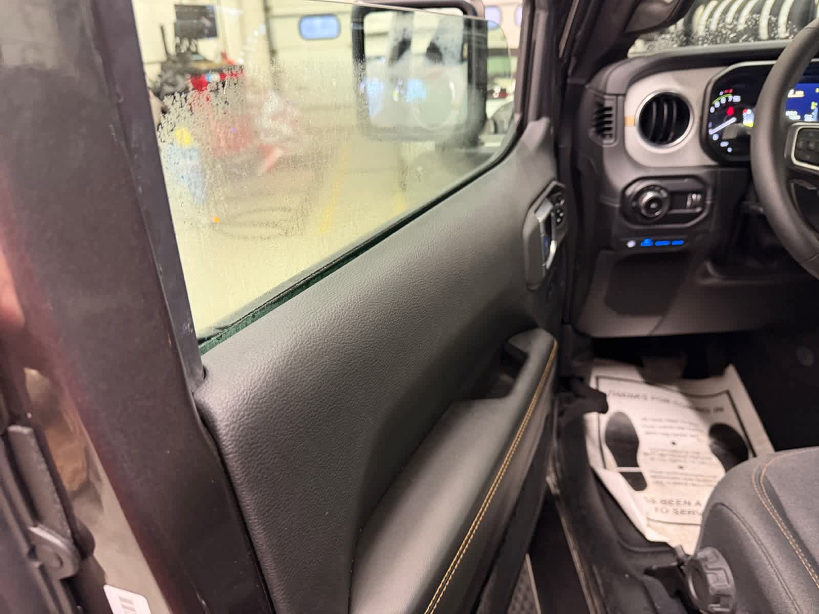 Used 2025 Jeep Wrangler Sahara image 9