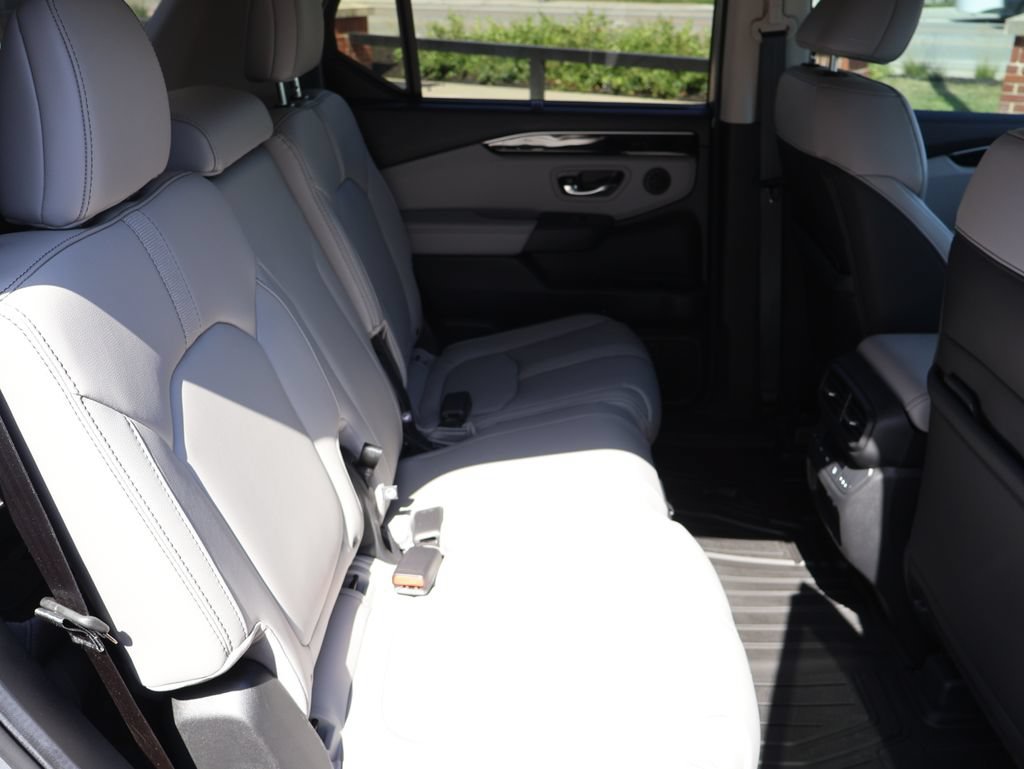 Used 2025 Honda Pilot EX-L image 11