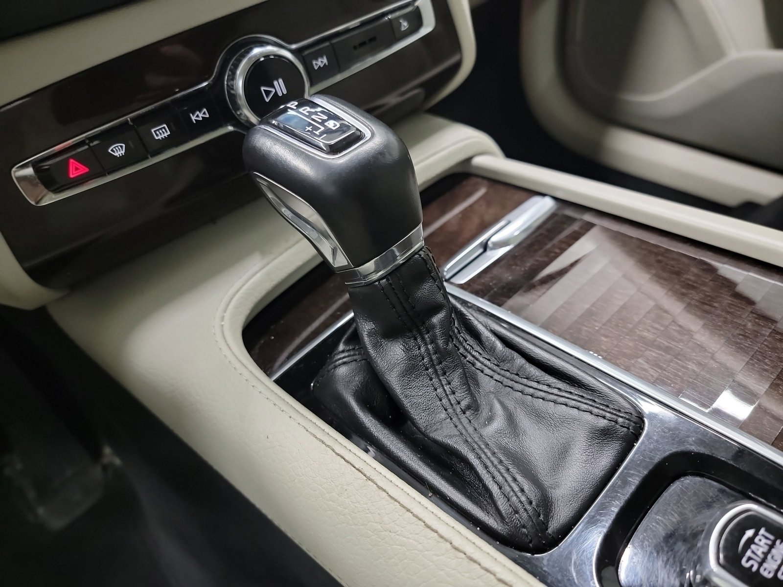 Used 2019 Volvo XC90 T6 Momentum w/ Advanced Package image 27