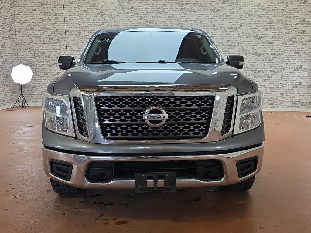 Used 2018 Nissan Titan SV image 2