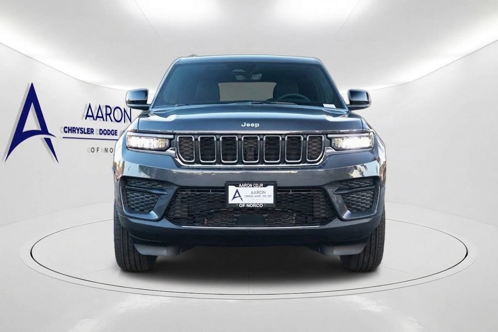 Used 2025 Jeep Grand Cherokee Laredo X w/ Trailer Tow Package AWD/4WD image 4