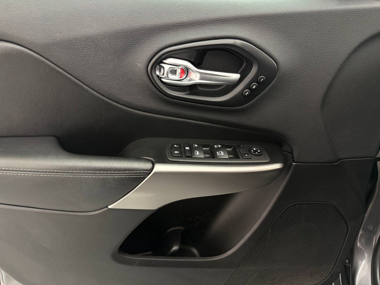 Used 2019 Jeep Cherokee High Altitude AWD/4WD image 11