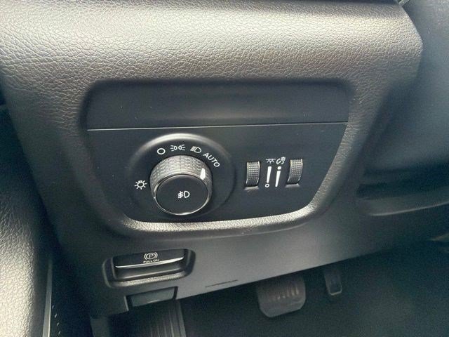 Used 2023 Jeep Grand Cherokee Limited w/ Luxury Tech Group II AWD/4WD image 30