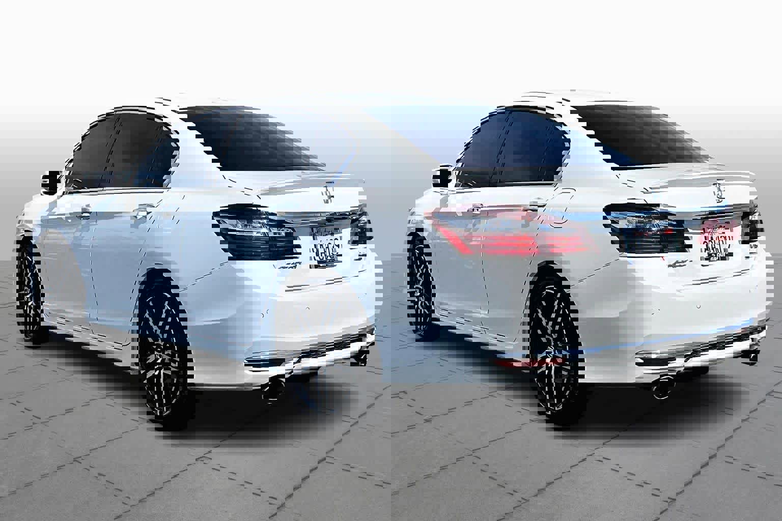 Used 2017 Honda Accord Touring image 11