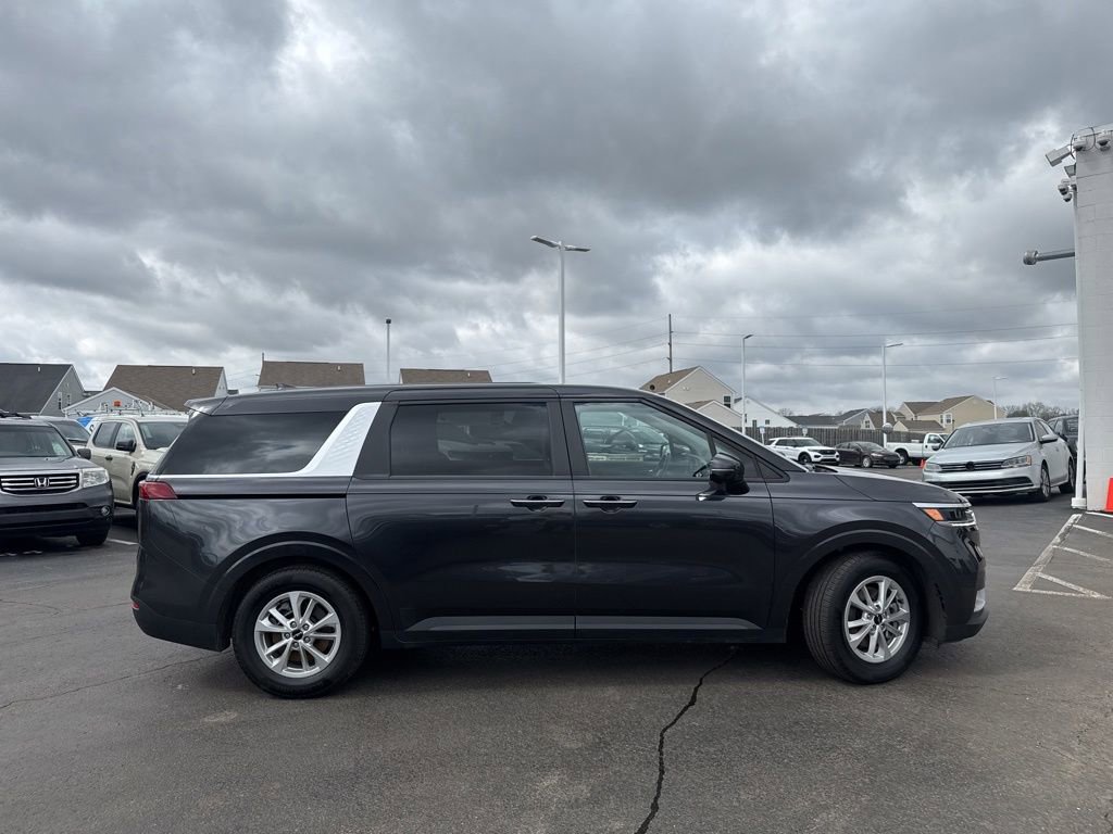 Used 2024 Kia Carnival LX image 4