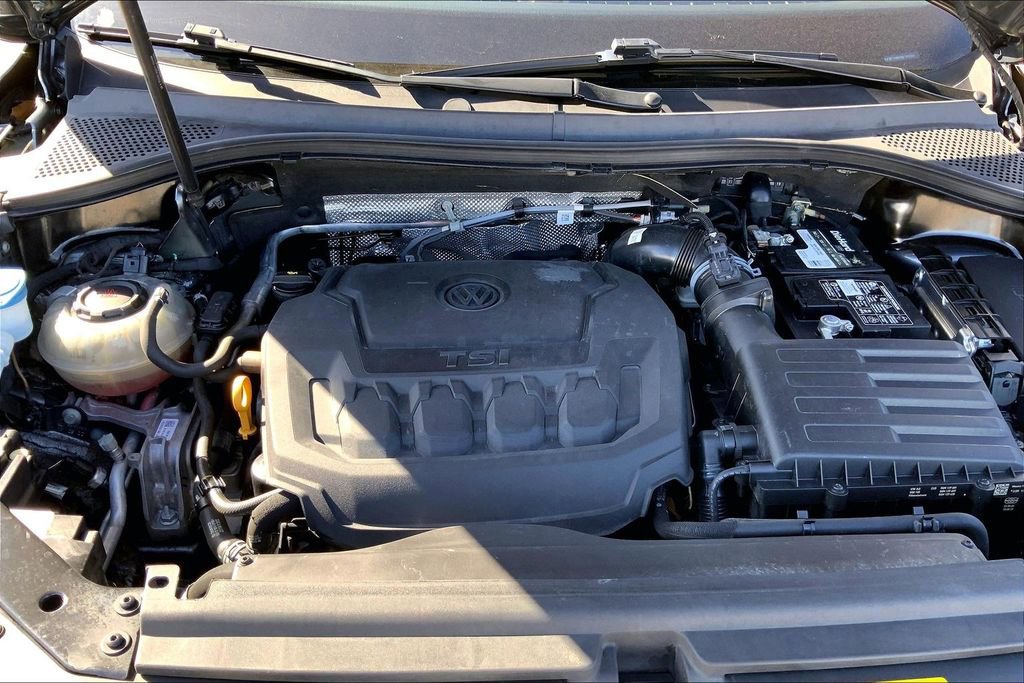 Used 2022 Volkswagen Tiguan SE w/ Panoramic Sunroof Package image 9