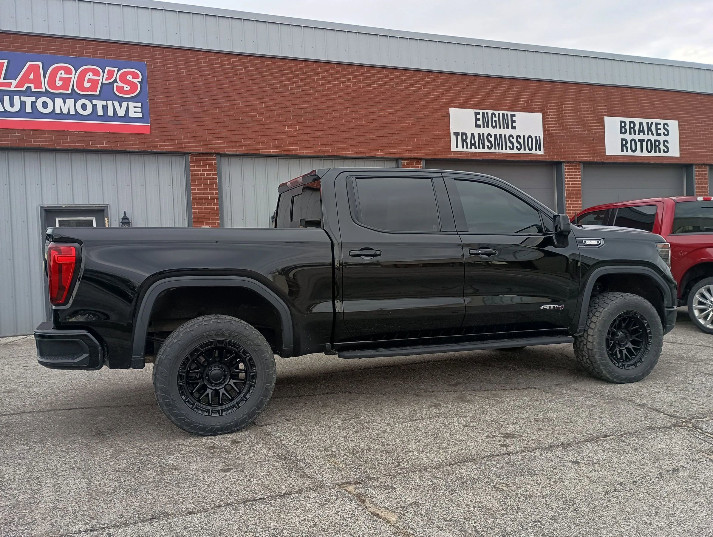 Used 2022 GMC Sierra 1500 AT4 w/ AT4 Preferred Package image 10