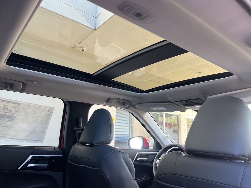 New 2025 Mitsubishi Outlander SE image 31